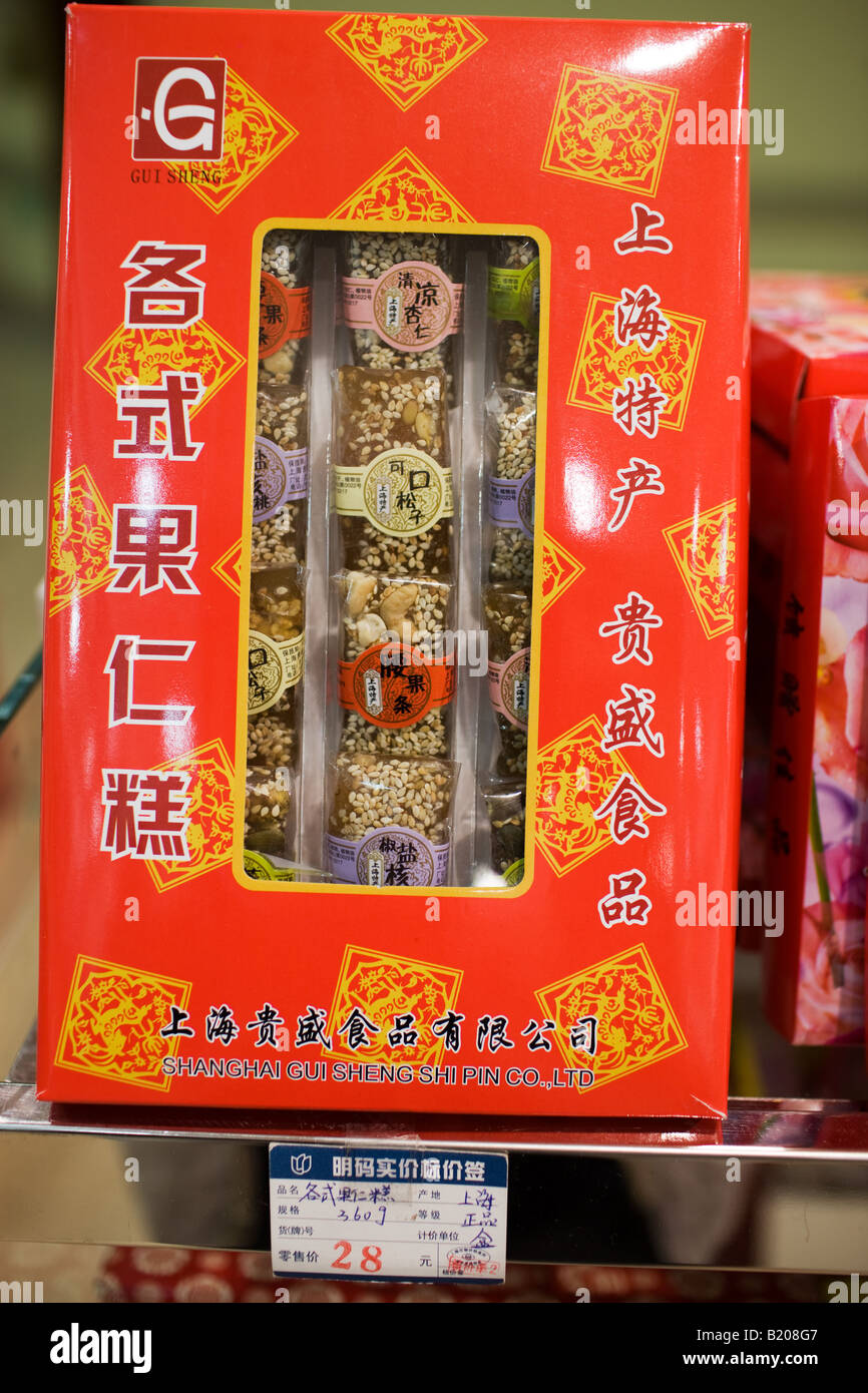 Schachtel mit chinesischen Bonbons mit Nüssen und Sesam auf Verkauf im Souvenir-Shop in Shanghai Stockfoto