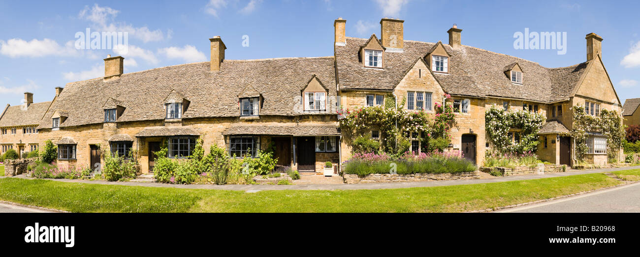 Panoramablick auf alten Steinhäusern in der High Street in der Cotswold-Dorf Broadway, Worcestershire Stockfoto