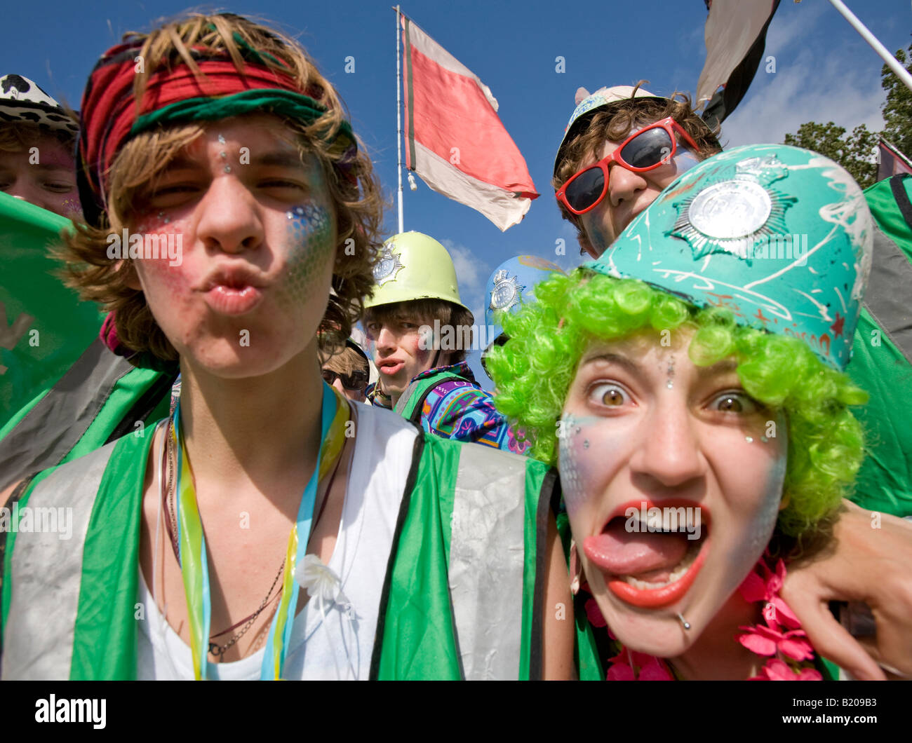 Verrückte grüne Polizisten bei Glastonbury Festival Pilton Somerset UK Europe Stockfoto
