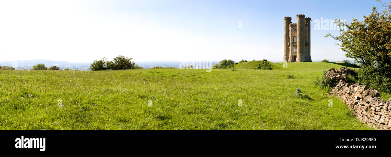 Panoramablick auf Broadway Tower befindet sich 1024 Füße bis auf die Cotswold Böschung am Broadway-Hügel, Worcestershire Stockfoto