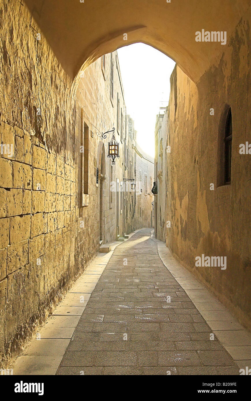 Gasse Arch Lane und Gebäude-Architektur alle hergestellt aus lokalem Kalkstein in Valletta, Malta Stockfoto