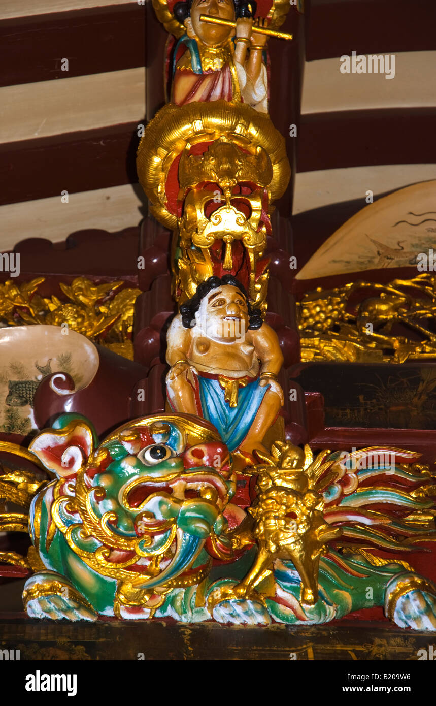 In einem chinesischen Tempel schnitzen Stockfoto