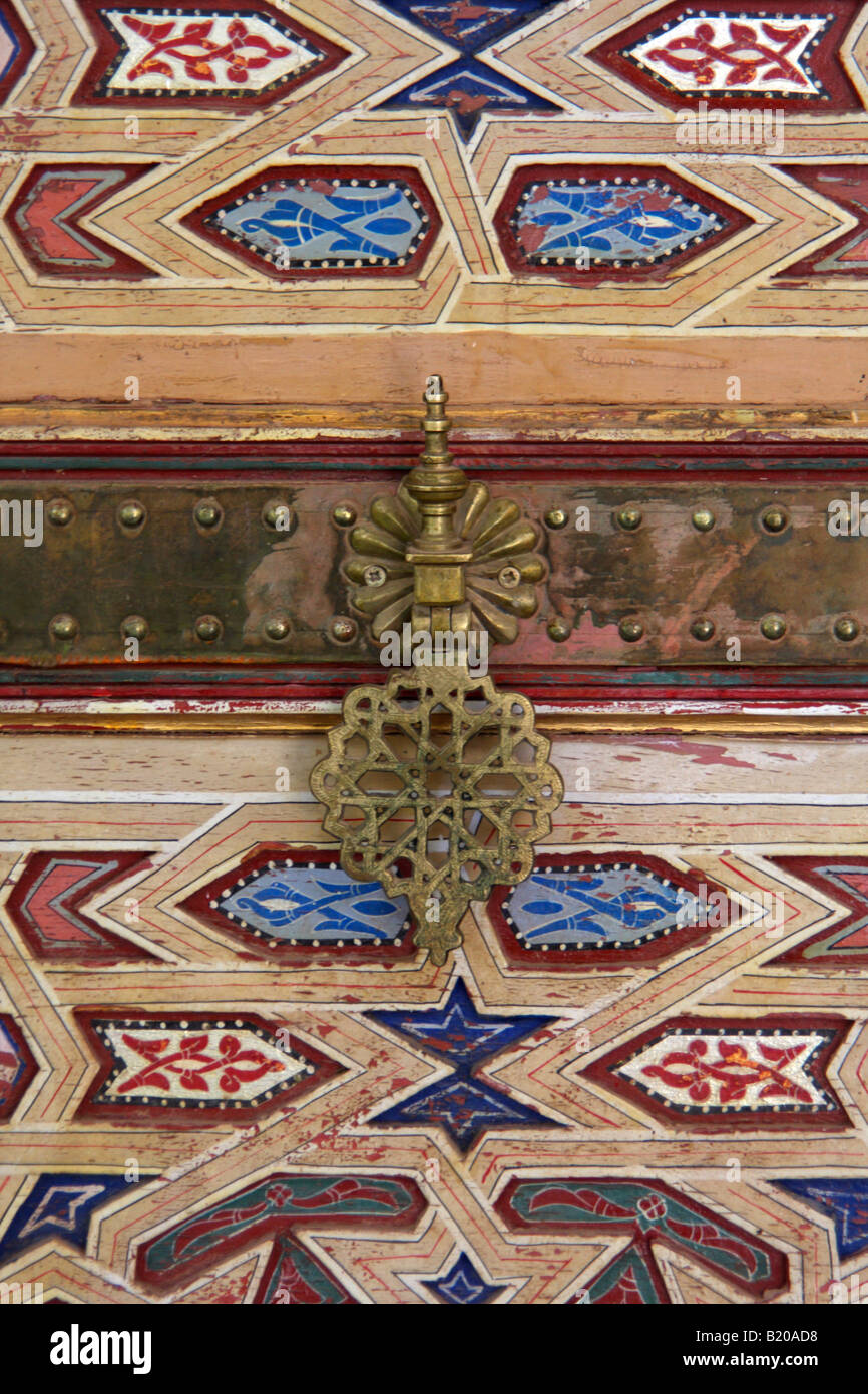 Detail der Messing Klopfer und bemalte Holztür, Marokko Stockfoto