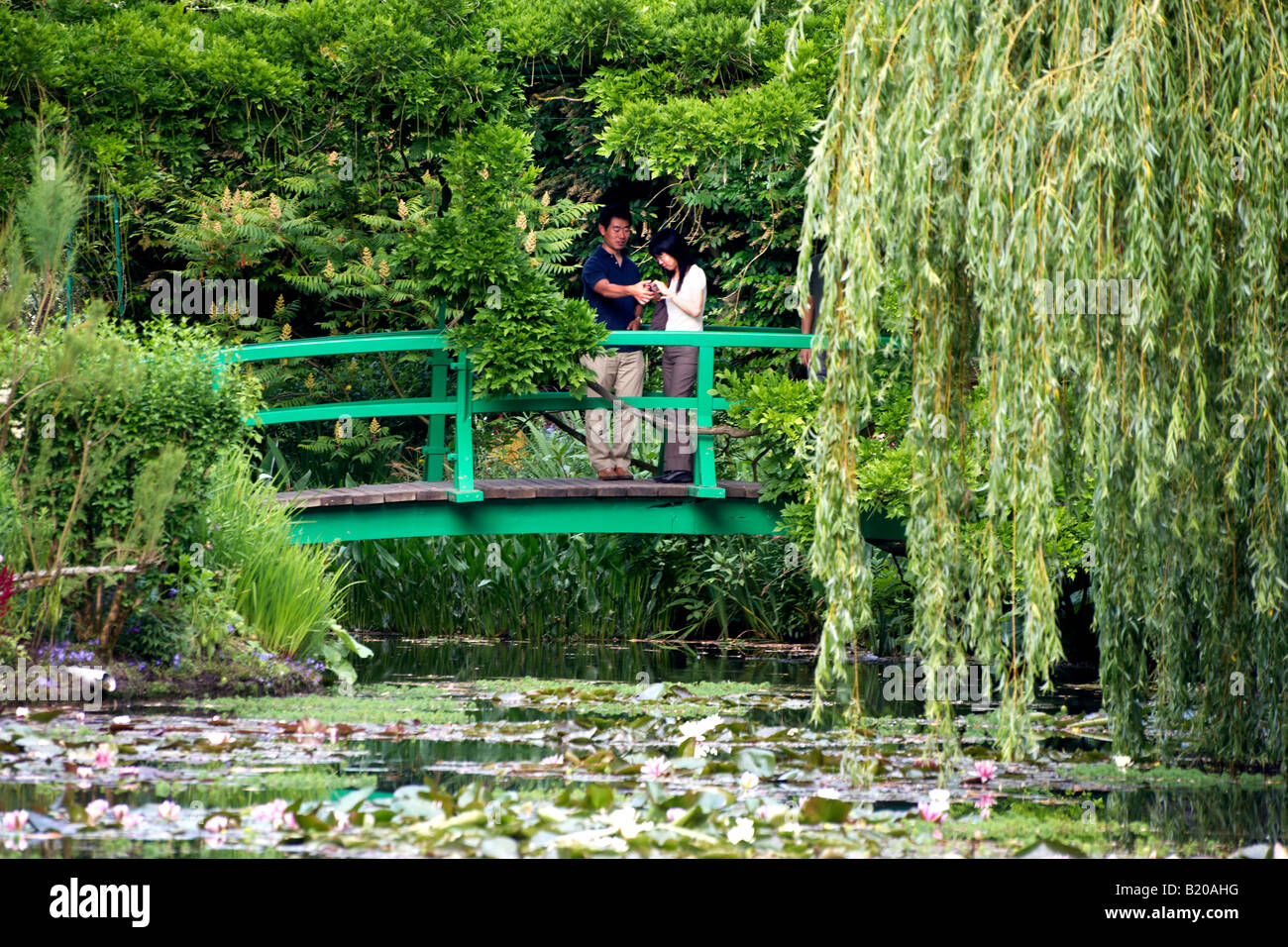 Paar Auf Japanische Brucke Monets Garten Giverny Bei Paris Frankreich Stockfotografie Alamy