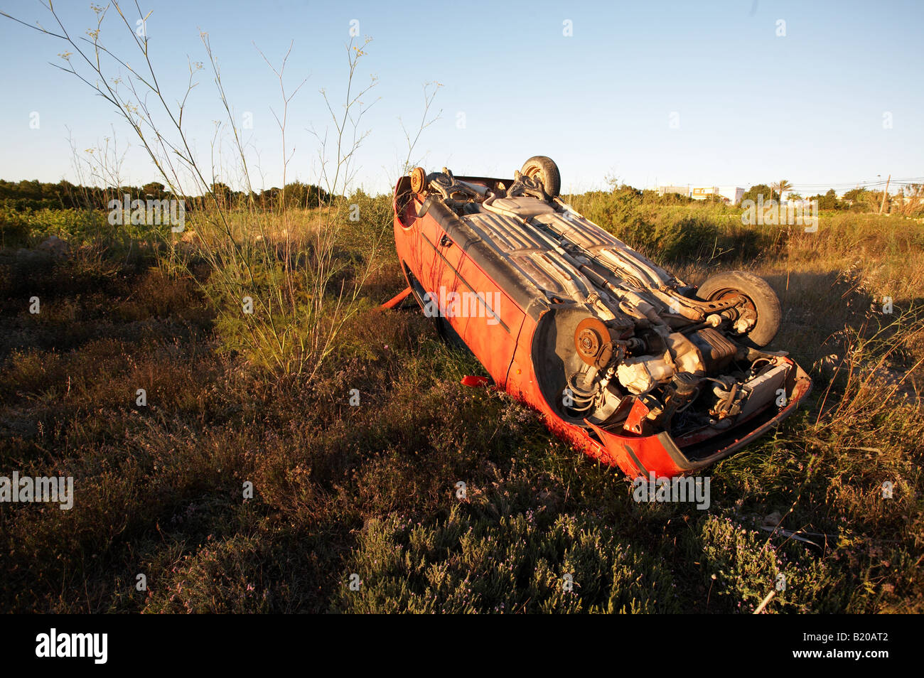 umgestürzten verlassenes Auto in einem Feld auf Formentera-Balaeric-Inseln-Spanien-Europa Stockfoto