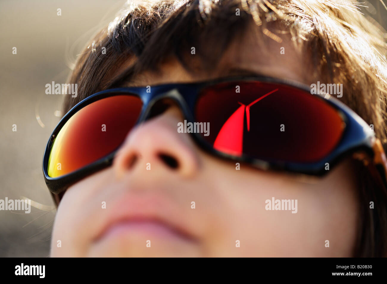 Jungen im Alter von sechs mit modernen Windpark Turbine spiegelt sich in seine Sonnenbrille Stockfoto