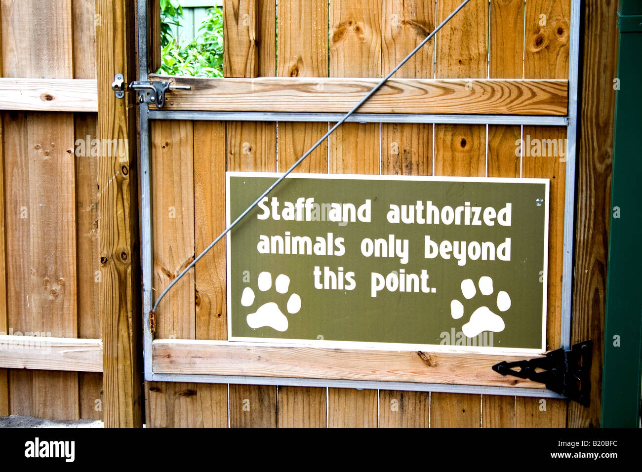 Ein Zeichen auf eine hölzerne Tür Warnung des eingeschränkten Zugriff in einem zoo Stockfoto