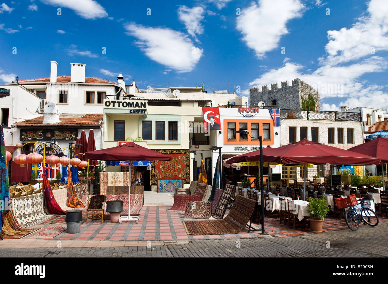 Bunte türkische Geschäfte entlang der Promenade am Meer in Marmaris Mugla Türkei Stockfoto