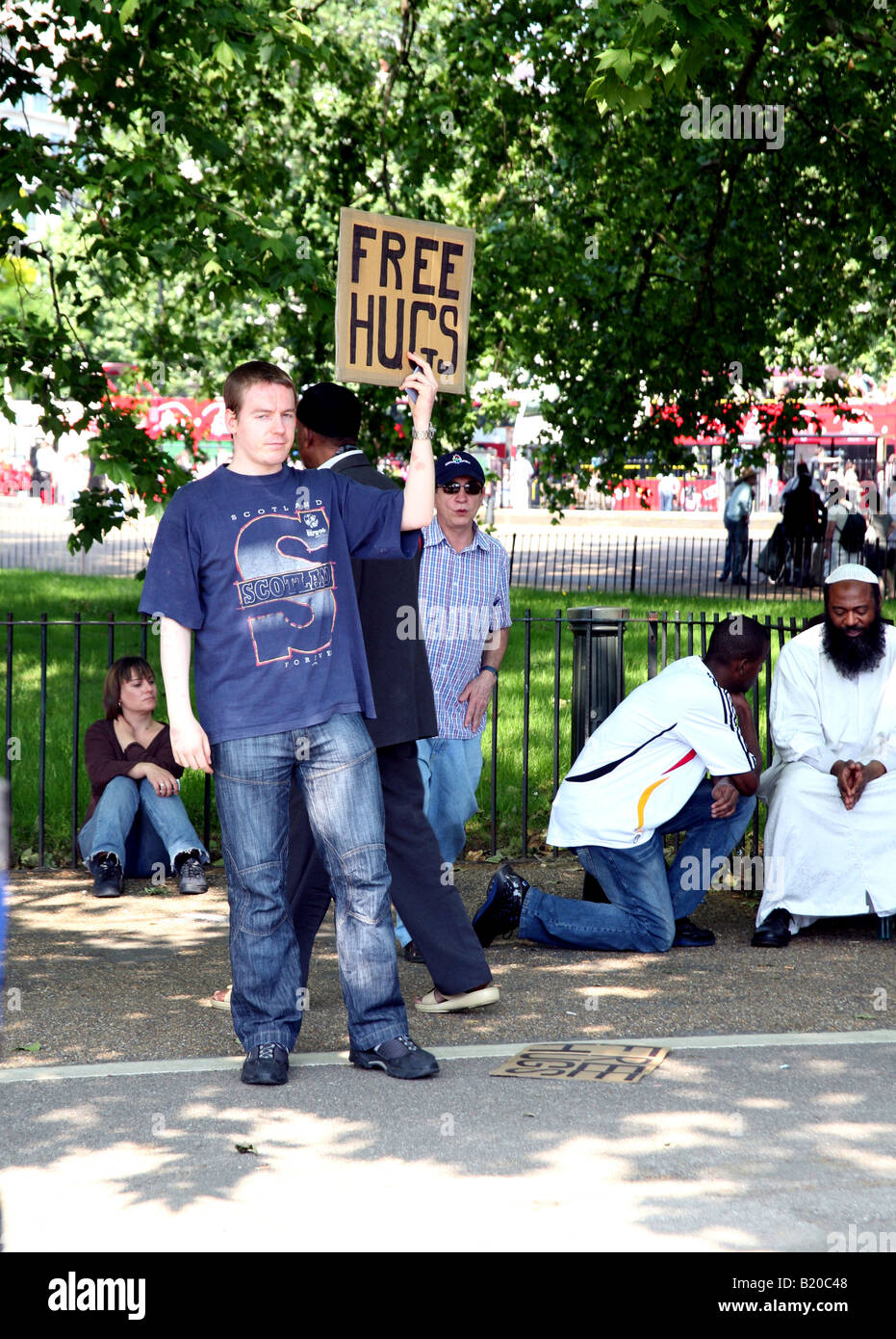 Man bietet Free Hugs bei Speakers Corner in London Stockfoto
