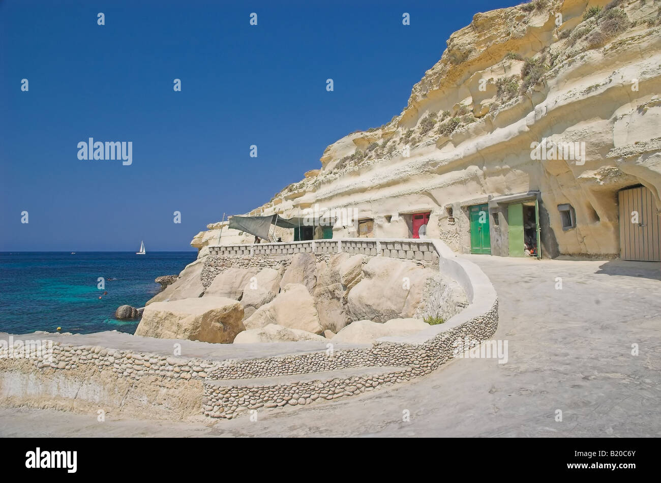 Einlass am Dahlet Qorrot auf der Insel Gozo, Malta mit Bootsrampe und Bootshäuser Stockfoto