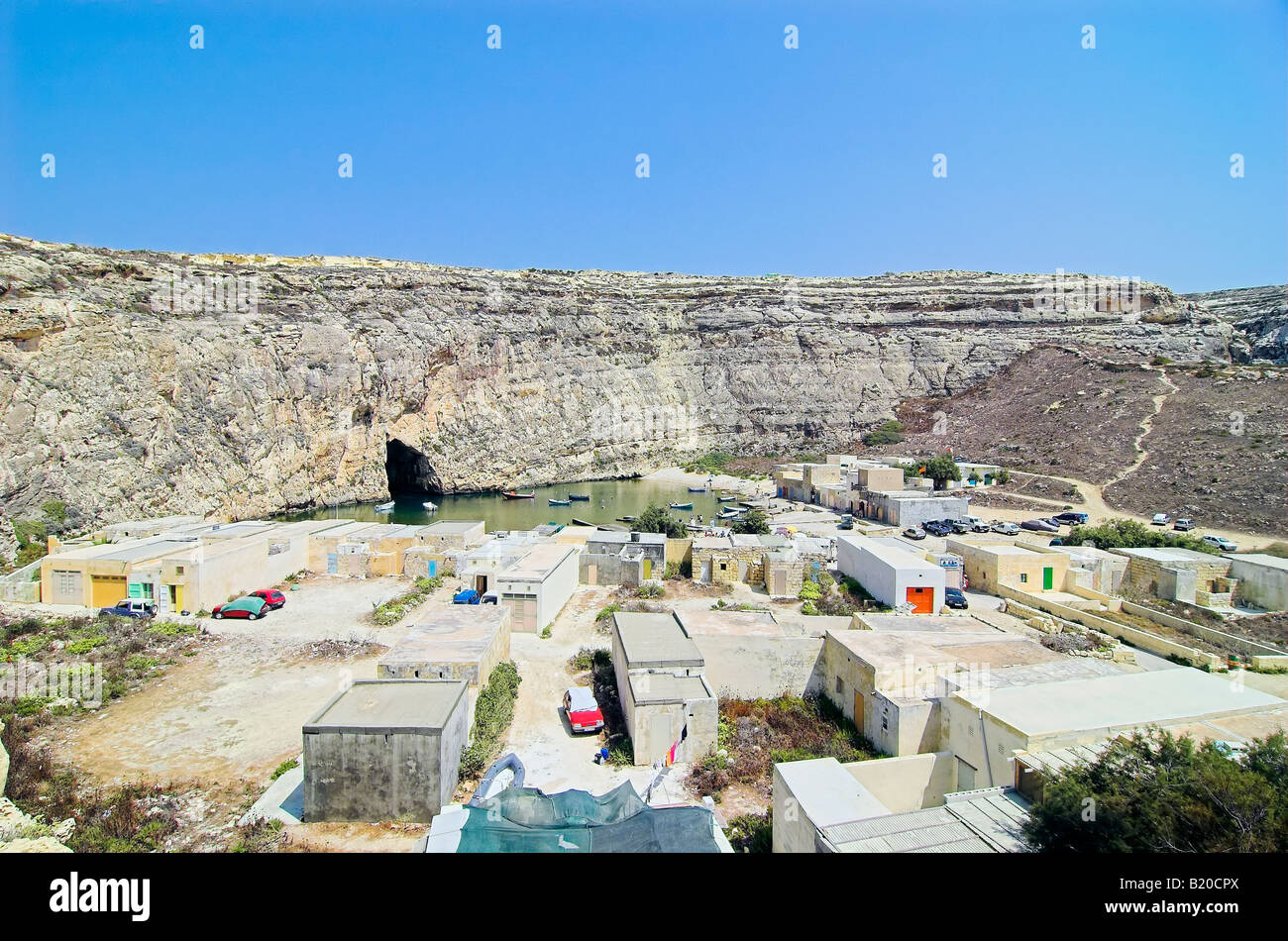 Binnenmeer mit der Höhle im Hintergrund am Dwejra Point auf der Insel Gozo, Malta Stockfoto