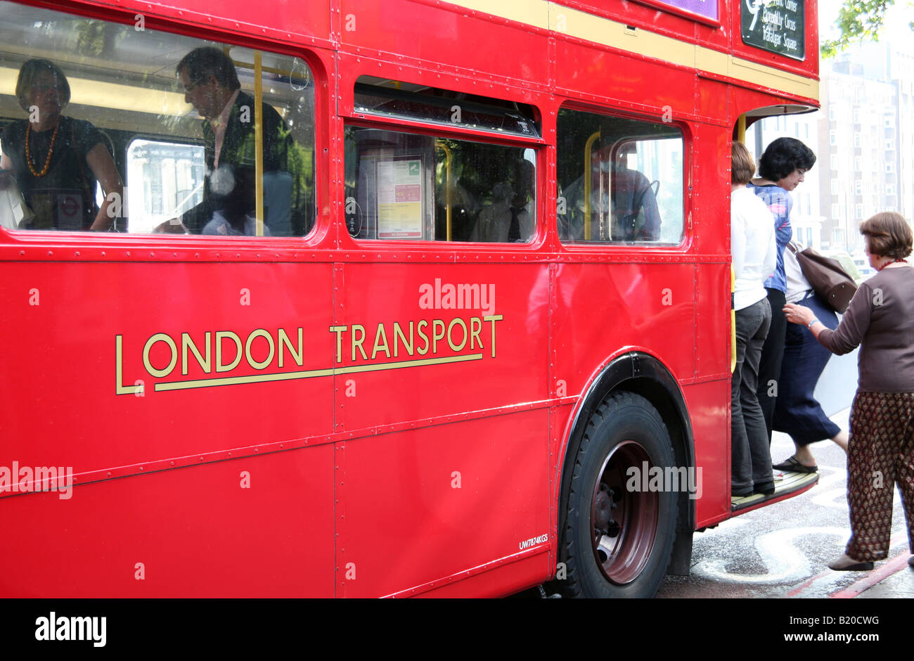 Passagiere-Board durch Rückbrett des Londoner Routemaster bus Stockfoto