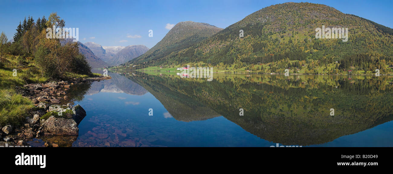 See Svedal, Sognefjord, Norwegen mit Reflexion der Gletscher Stockfoto