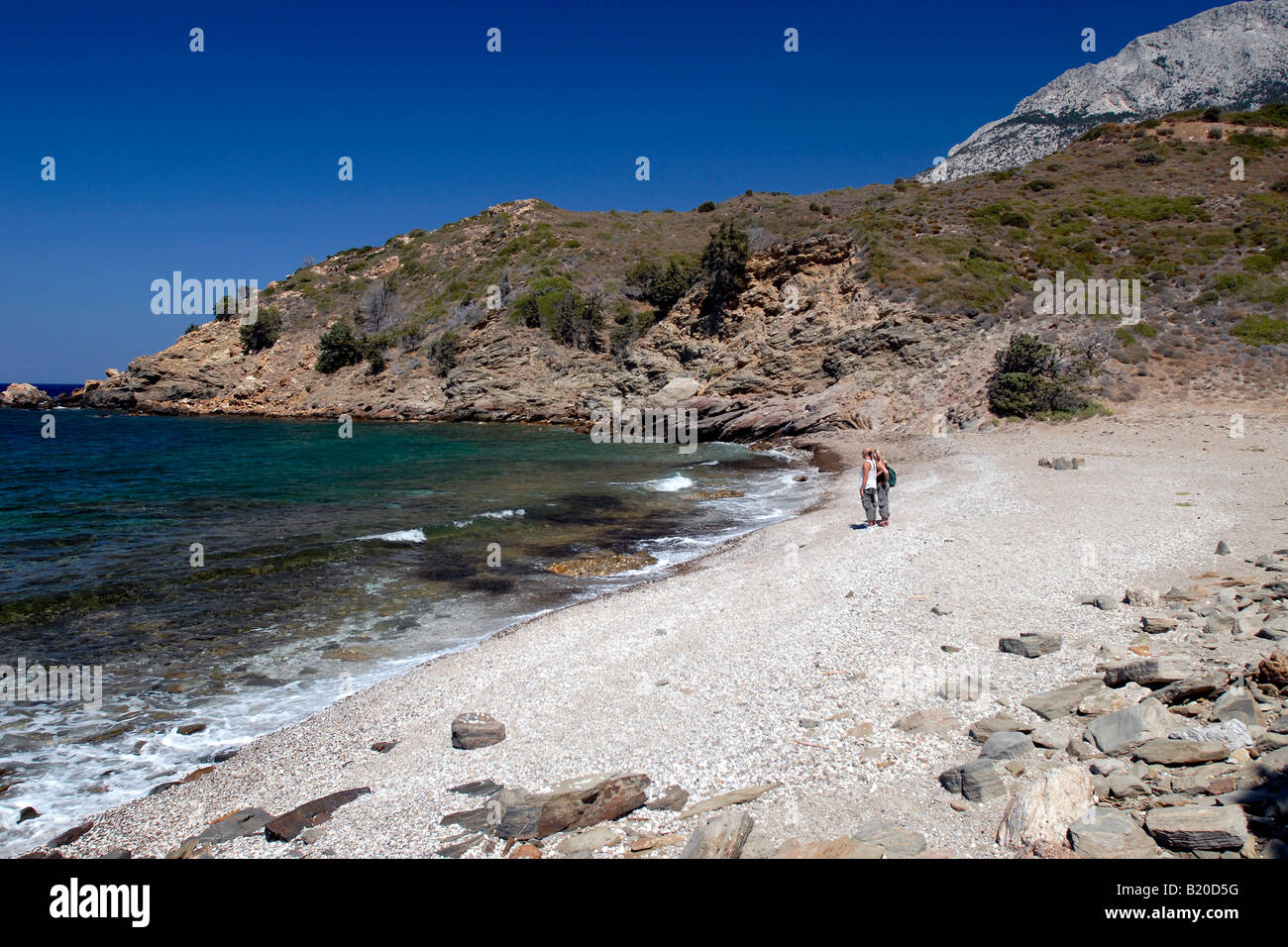 Ein junges Paar steht auf einsamen Kedros Beach im Westen der Insel Samos, Griechenland Stockfoto