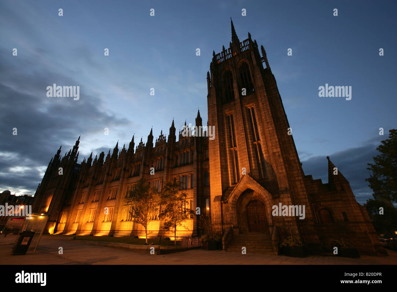 Stadtzentrum von Aberdeen, Schottland. Abends Blick auf Aberdeens Marischal College und Museum. Stockfoto