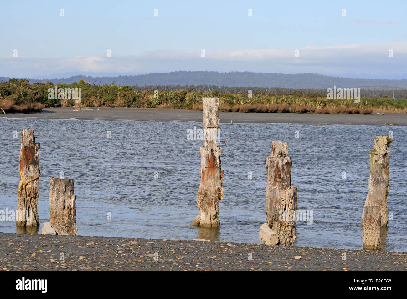 Okarito Strand Steg bleibt Stockfoto