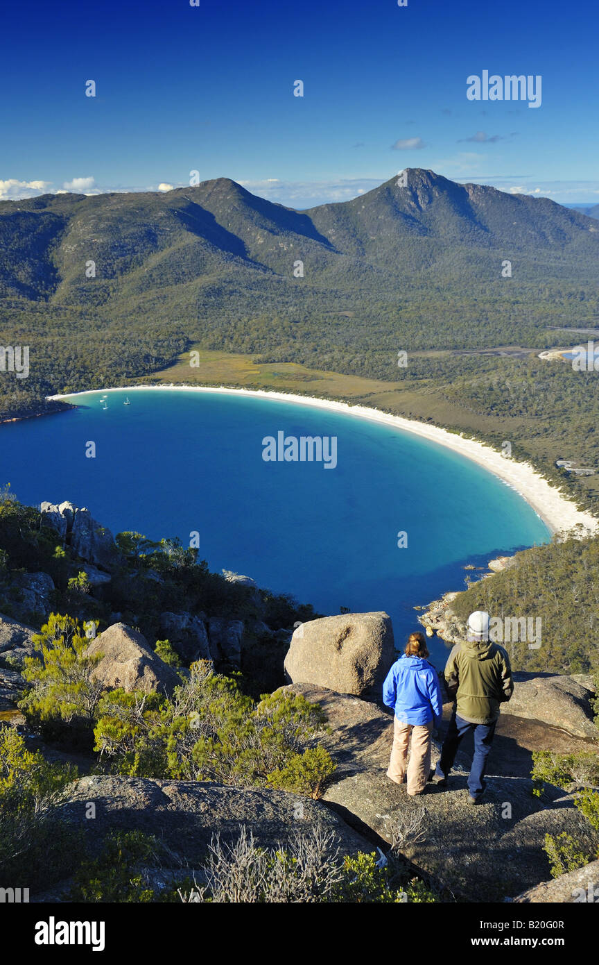 Zwei Kletterer freuen Wineglass Bay im Freycinet Peninsula in Tasmanien. Eines der zehn großen Strände der Welt. Stockfoto