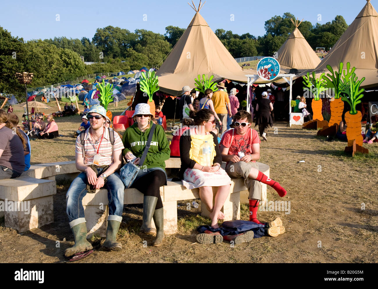 Leute sitzen außereuropäischen ein Cafe Glastonbury Festival Pilton Wiltshire UK Stockfoto