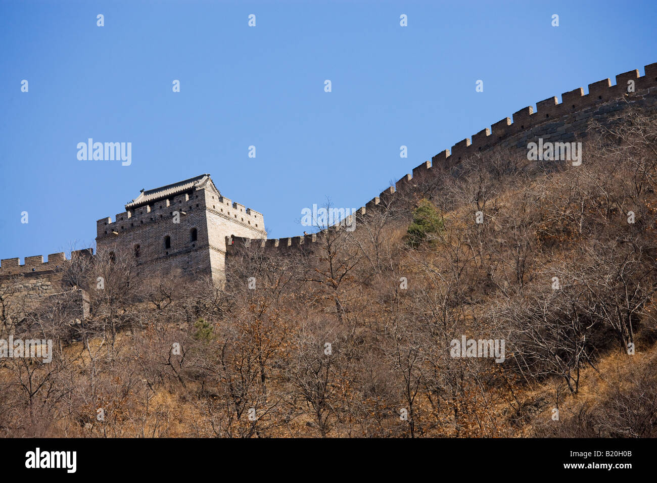 Die alte chinesische Mauer schlängelt sich durch Berge bei Mutianyu nördlich von Beijing früher Peking Stockfoto