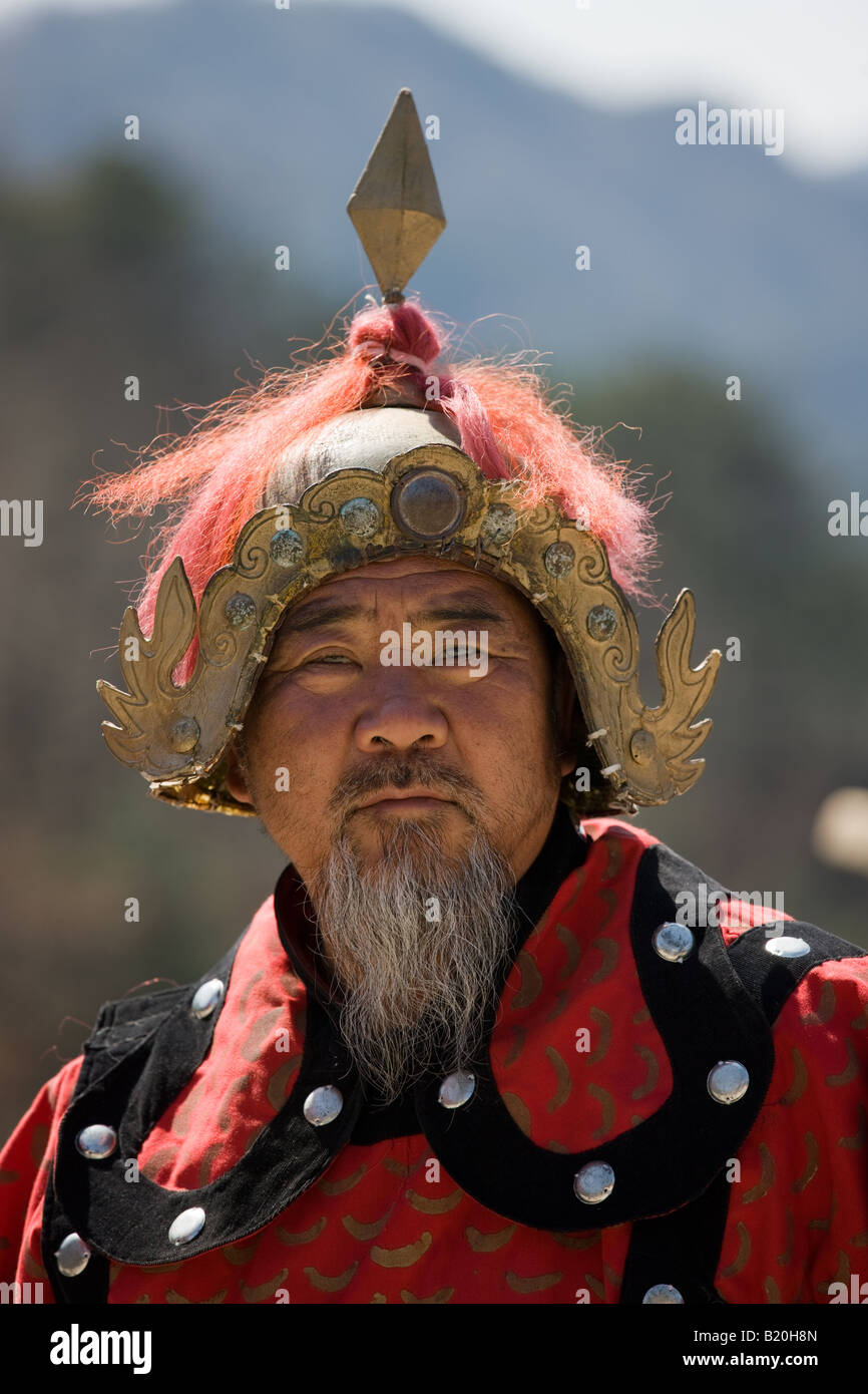 Mann gekleidet in mongolischen Krieger Kostüm zu The Great Wall Of China Mutianyu nördlich von Beijing Stockfoto