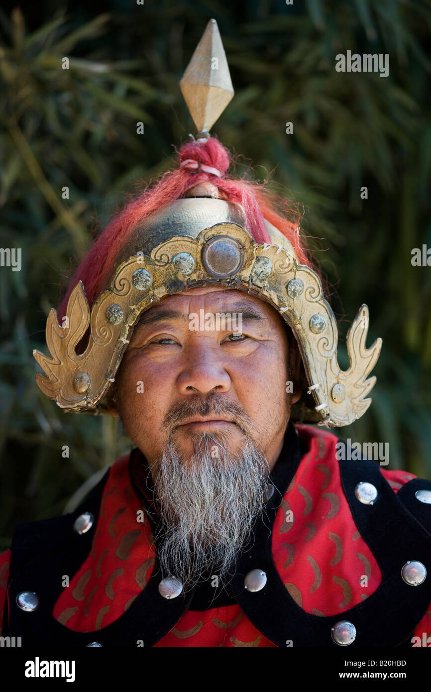 Mann gekleidet in mongolischen Krieger Kostüm zu The Great Wall Of China Mutianyu nördlich von Beijing Stockfoto