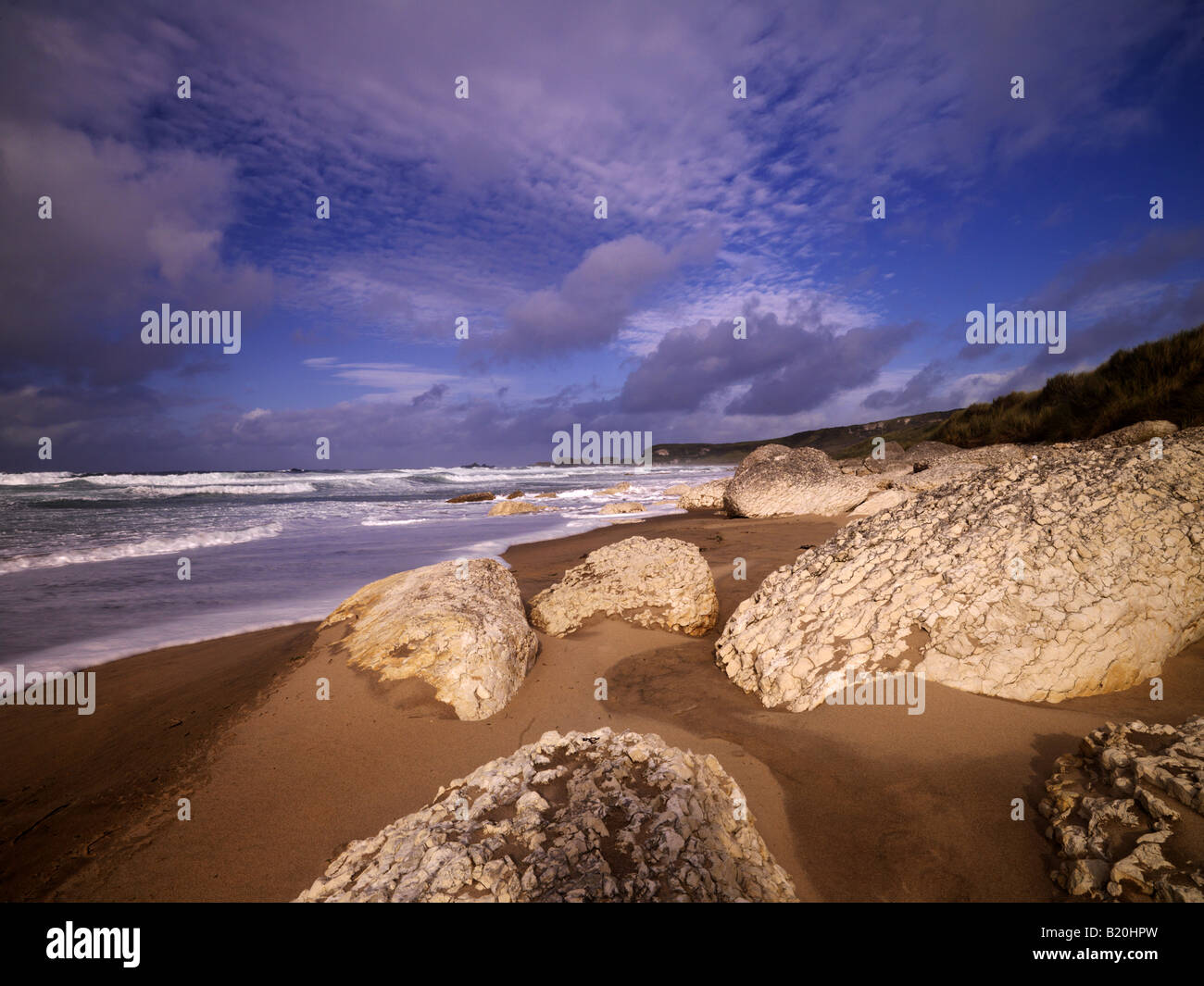 Seelandschaft von Felsen, Sand, Meer und Himmel bei Whitepark Bay-Nordirland Stockfoto