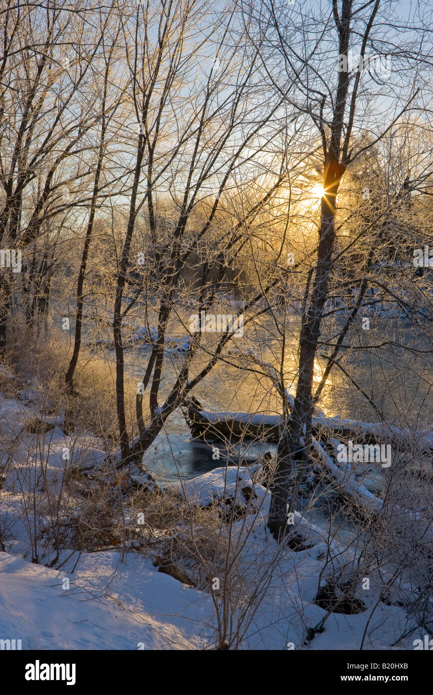 Am frühen Morgen im Winter auf den Ashuelot River in Winchester, New Hampshire. Stockfoto