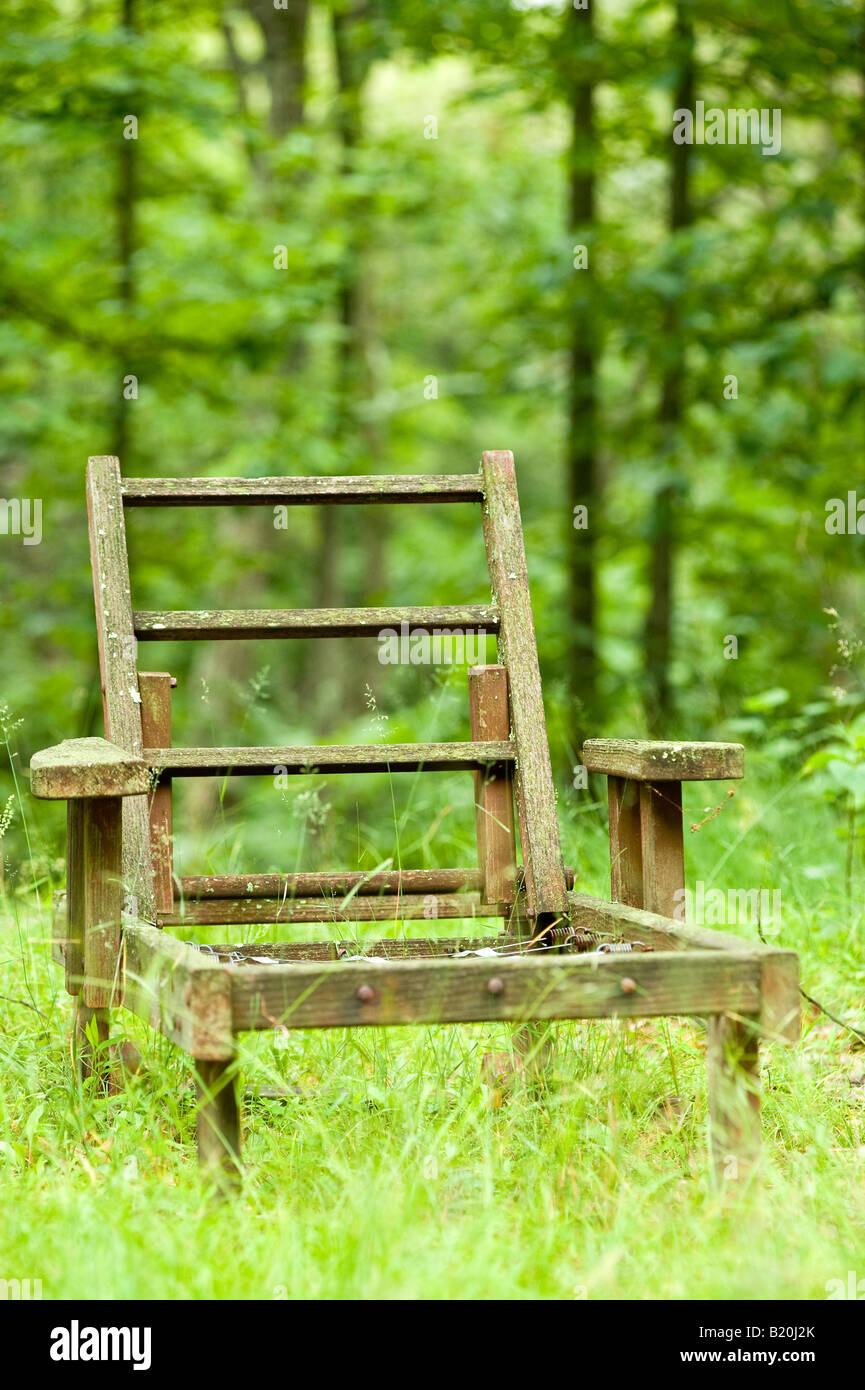 Gebrochen Lounge Liegestuhl im Wald Stockfoto