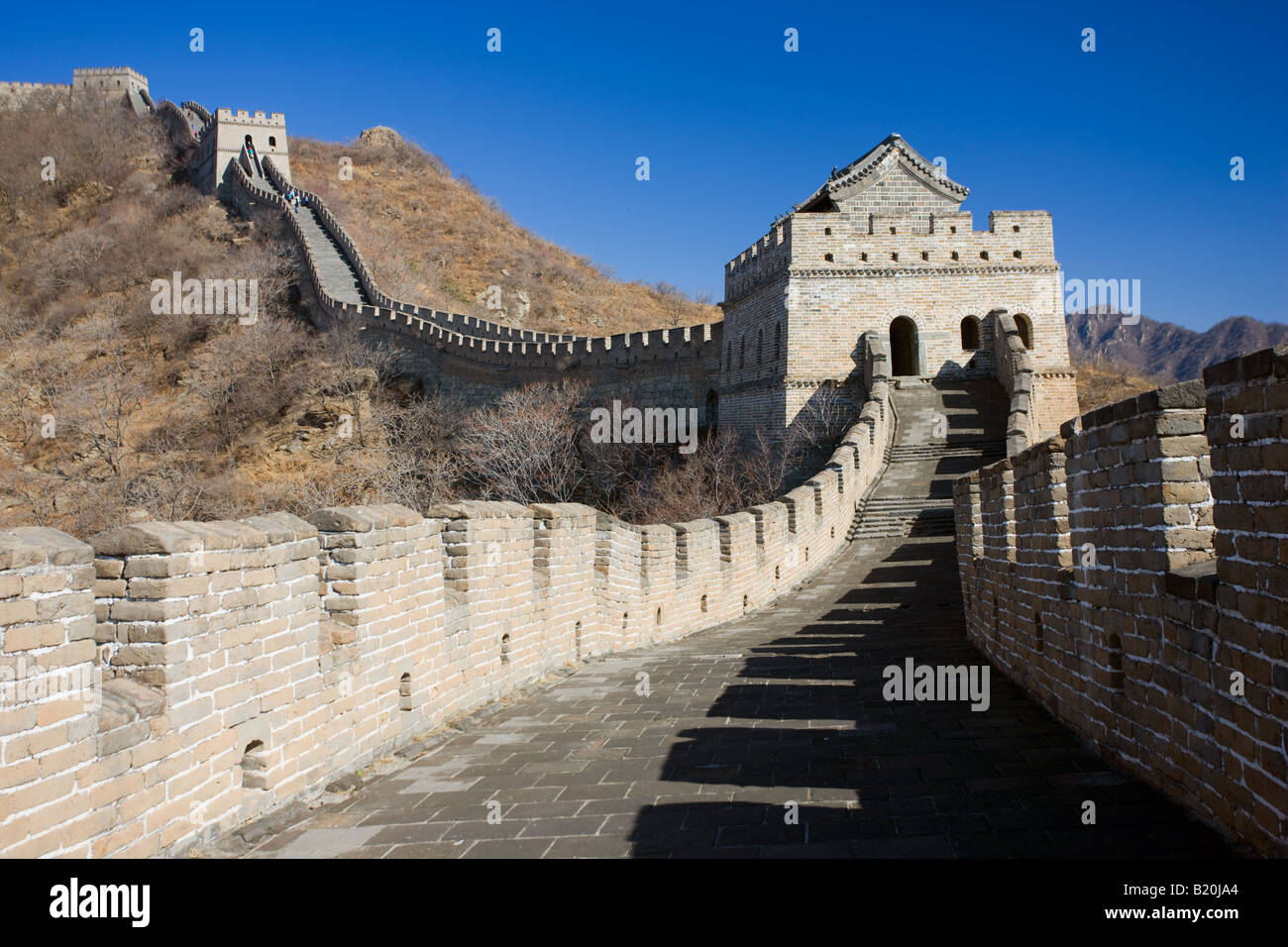 Die alte chinesische Mauer schlängelt sich durch Berge bei Mutianyu nördlich von Beijing früher Peking Stockfoto