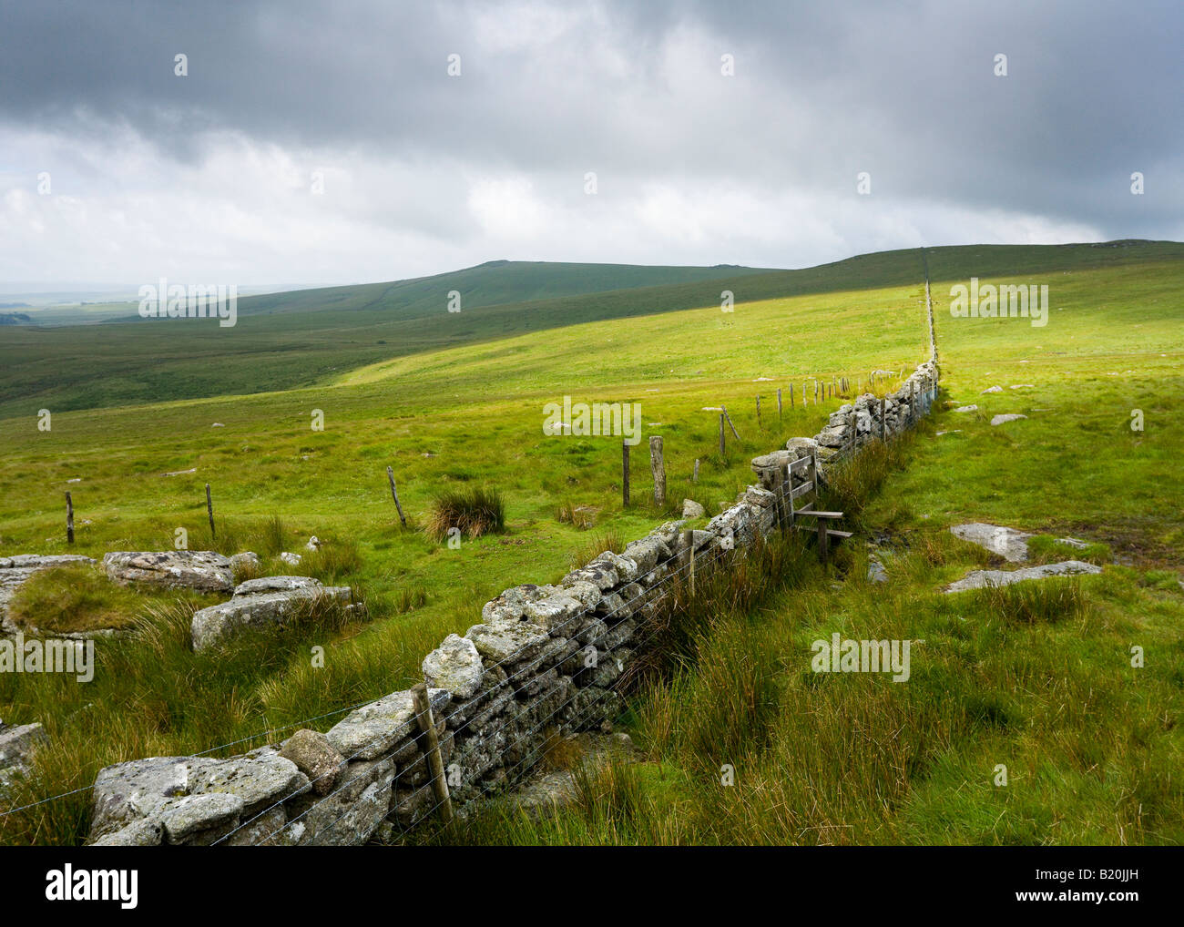 Ansicht des unteren und höheren weiß Tor zeigt Grenzstein wall Dartmoor Devon UK Stockfoto
