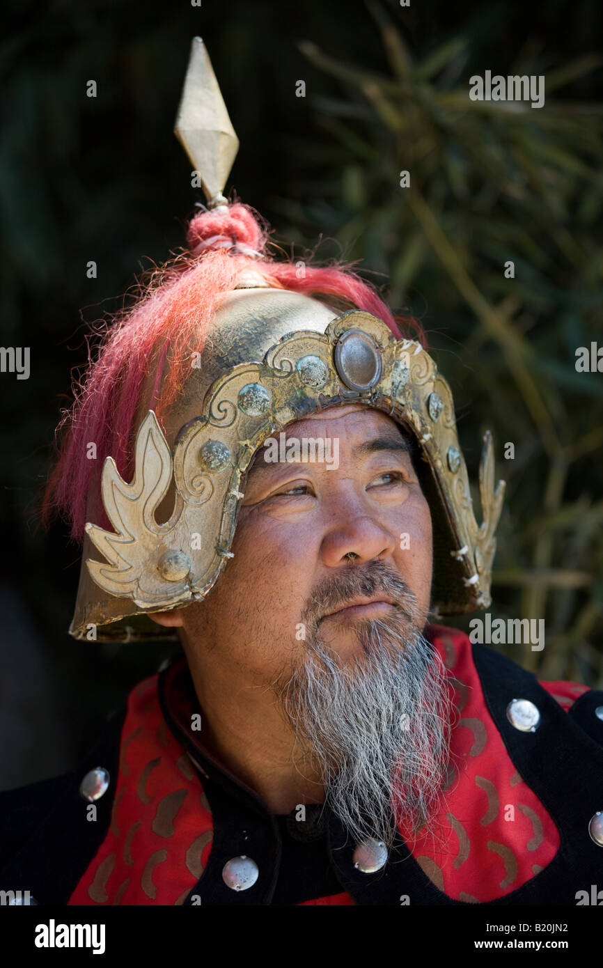 Mann gekleidet in mongolischen Krieger Kostüm zu The Great Wall Of China Mutianyu nördlich von Beijing früher Peking Stockfoto