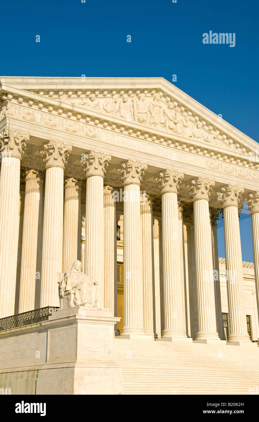 WASHINGTON DC, USA – das Gebäude des Obersten Gerichtshofs der USA, das sich auf dem Capitol Hill in Washington DC befindet, ist ein ikonisches Beispiel neoklassizistischer Architektur. Die große Fassade des Gebäudes verfügt über hoch aufragende korinthische Säulen und eine Marmortreppe, die zum Eingang führt. Sie ist die höchste Justizbehörde in den Vereinigten Staaten und ein bedeutendes Wahrzeichen in der Hauptstadt des Landes. Stockfoto