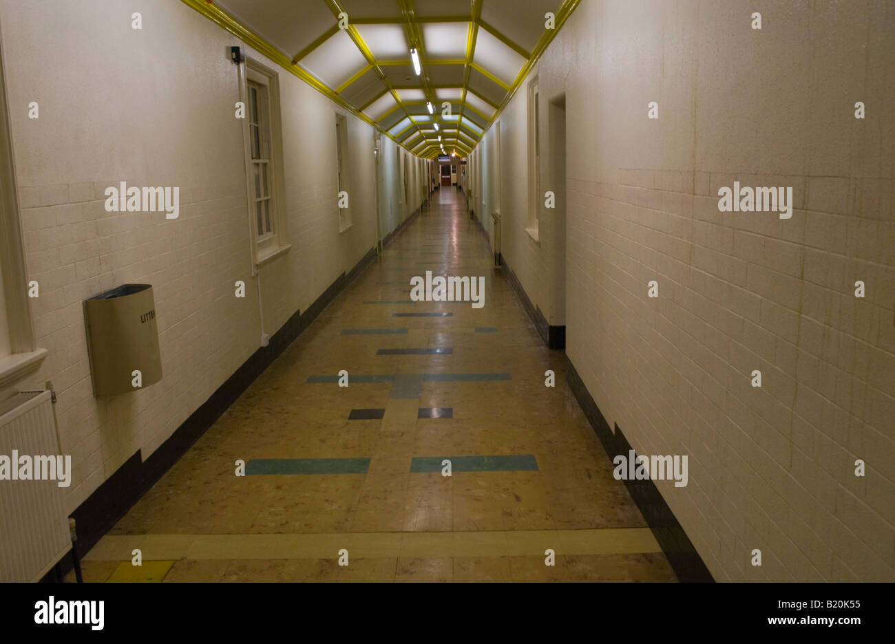 Einsamen langen Korridor im Krankenhaus gebaut in der viktorianischen Ära UK Stockfoto