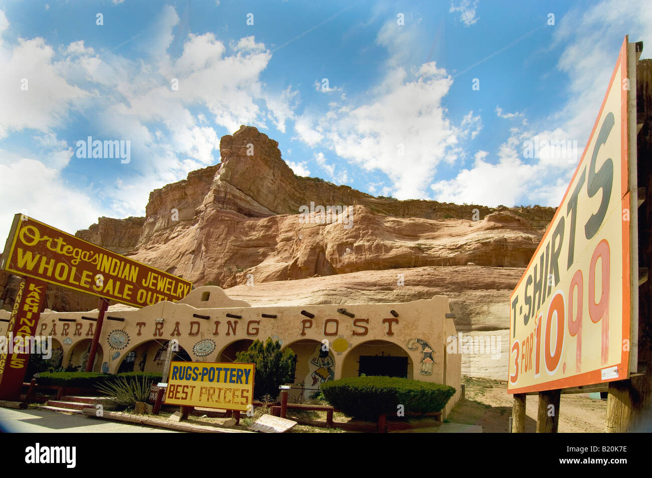 Handelsposten entlang der Interstate 40 in Nordarizona mit Südwest- und indianischen Schmuck und souvenirs Stockfoto