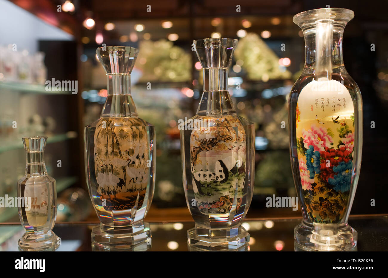 Glas-Flaschen Hand gemalt auf der Innenseite angezeigt in Peking Drachenland jade Galerie in Peking China Stockfoto