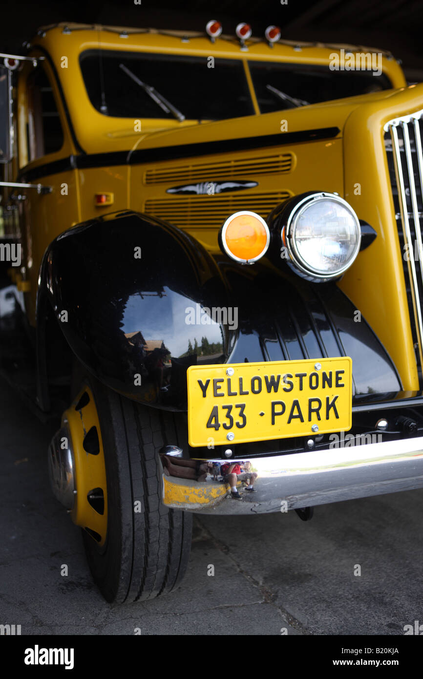 Nahaufnahme von einem restaurierten Oldtimer Yellowstone Park Tour-bus Stockfoto