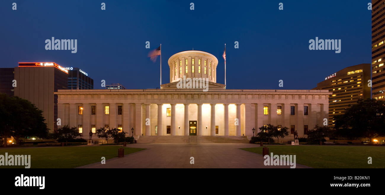Ohio State Capitol Building in Columbus Ohio in der Abenddämmerung. Hochauflösende Panorama. Stockfoto