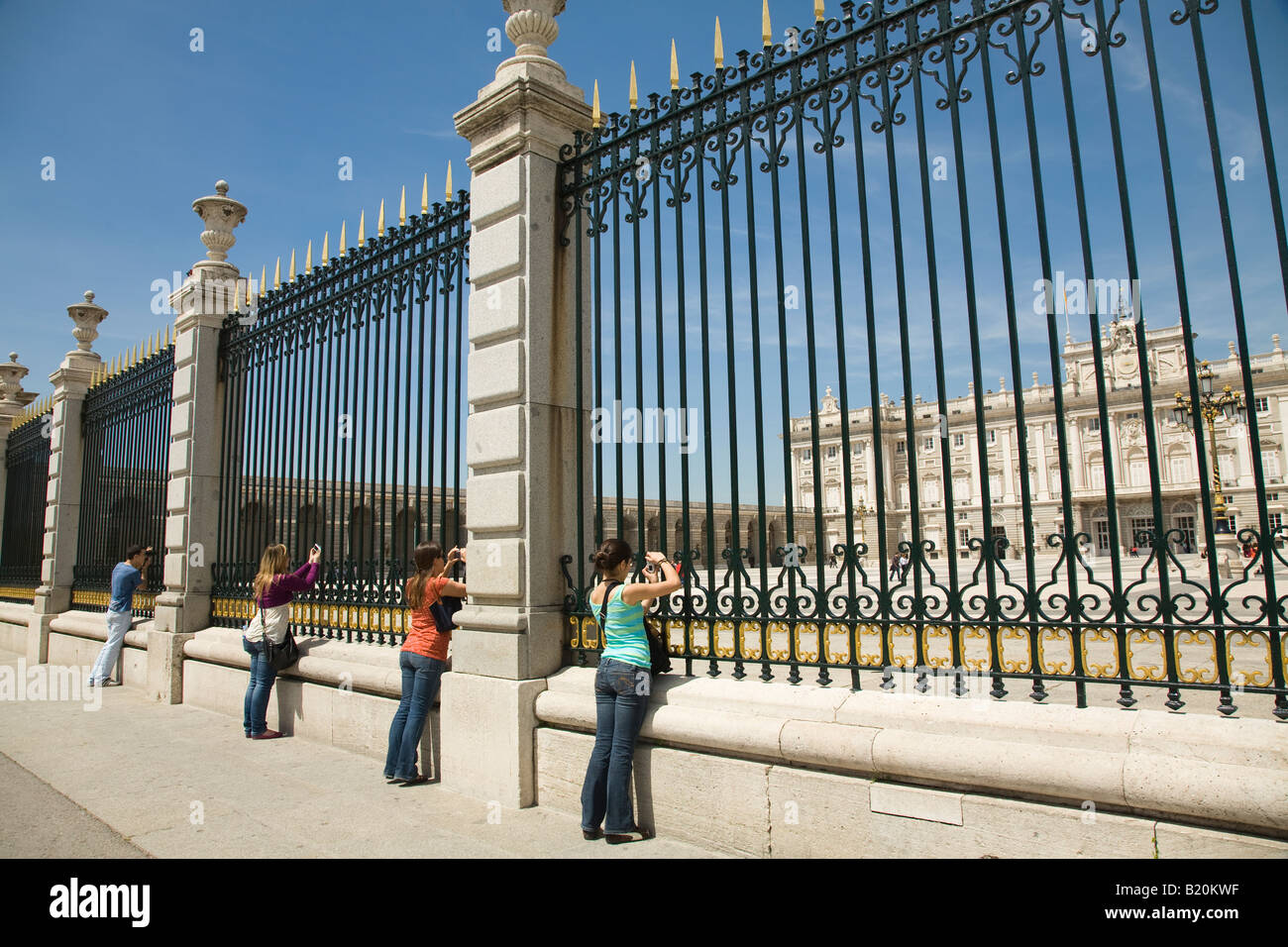 Spanien Madrid Königspalast gebaut im 18. Jahrhundert von König Philip v. mehr 2000 Zimmer vier Menschen fotografieren durch Zaun Stockfoto
