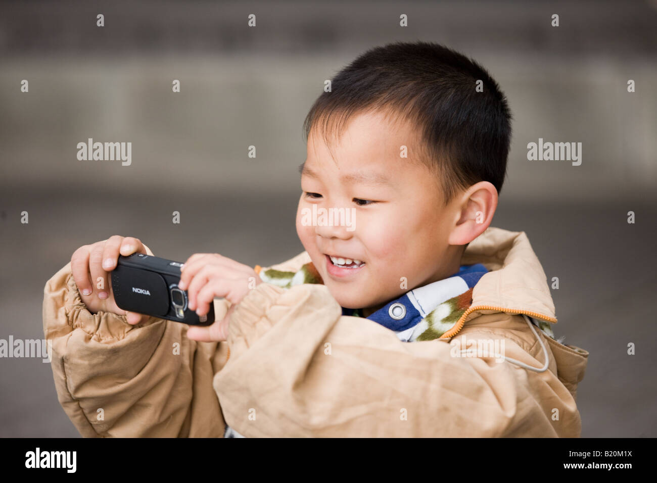 Junge nimmt ein Foto auf der Sommerpalast Peking China hat eine eine Kindpolitik Familienplanung, Bevölkerung zu begrenzen Stockfoto