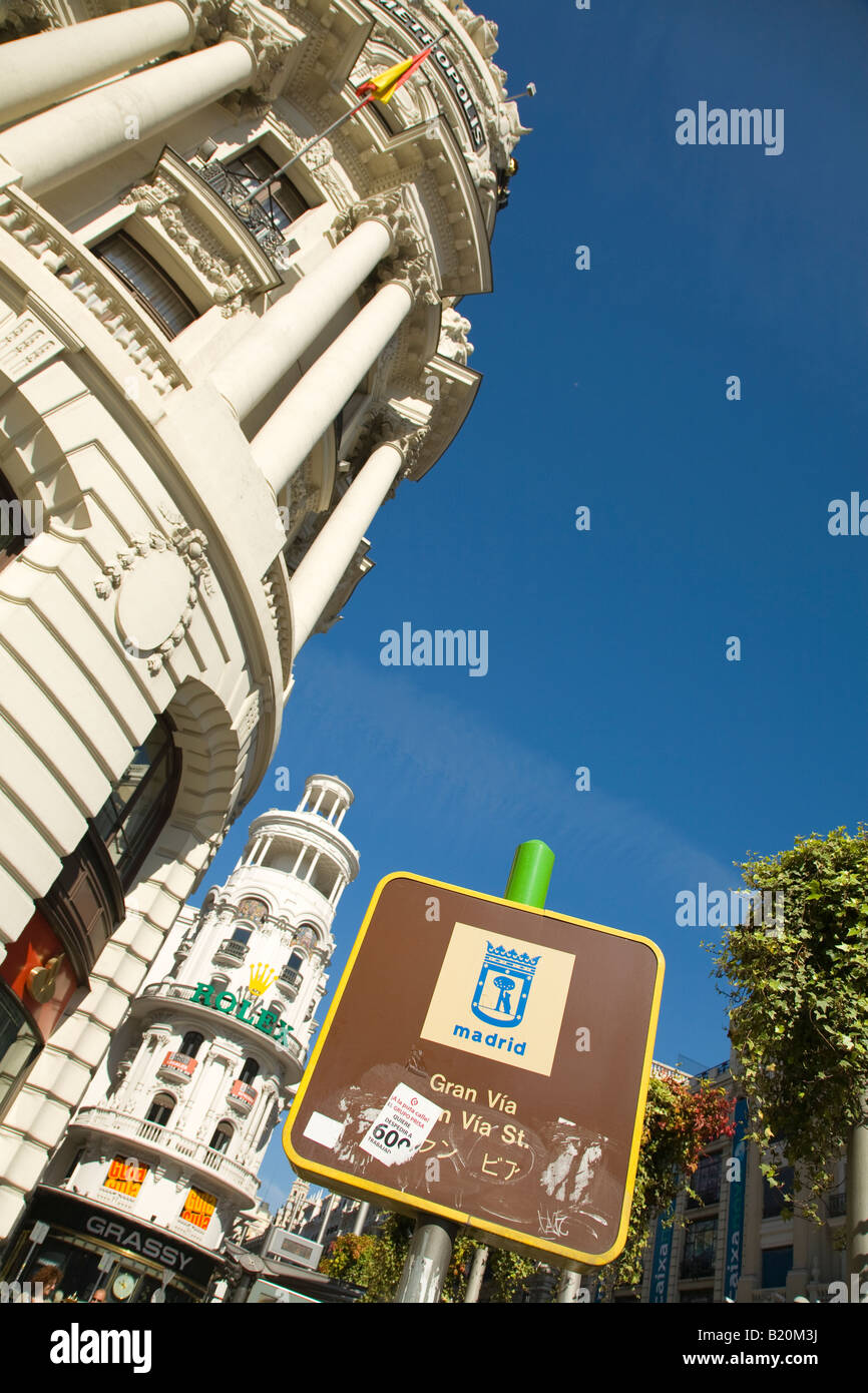 Spanien-Madrid-Metropole aufbauend auf Gran Via Straßenschild für Gran Via Straße in Englisch und Spanisch Stockfoto