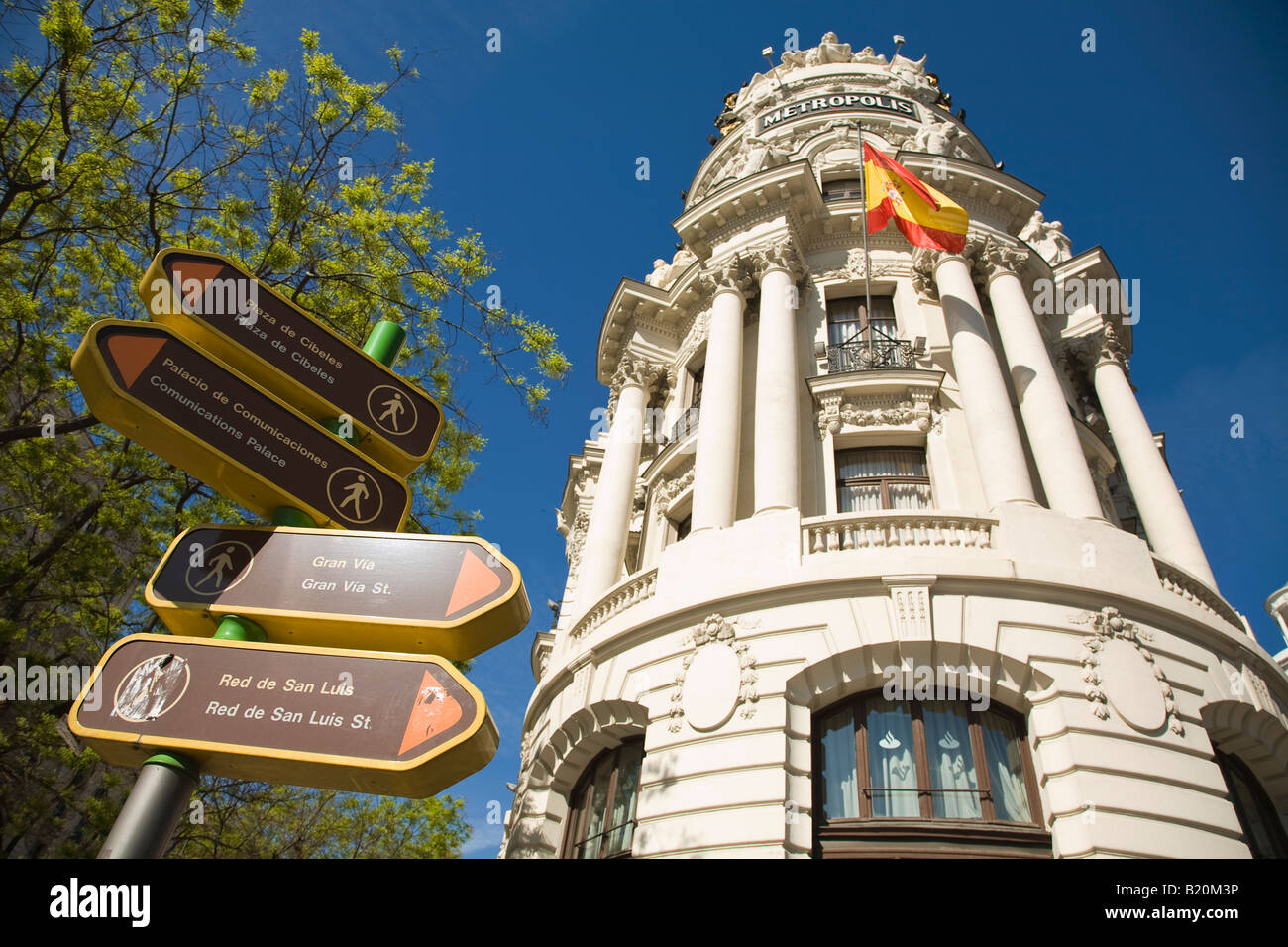 Spanien-Madrid-Metropole aufbauend auf Gran Via Straße Richtungspfeilen und Zeichen für touristische Destinationen zweisprachig Stockfoto