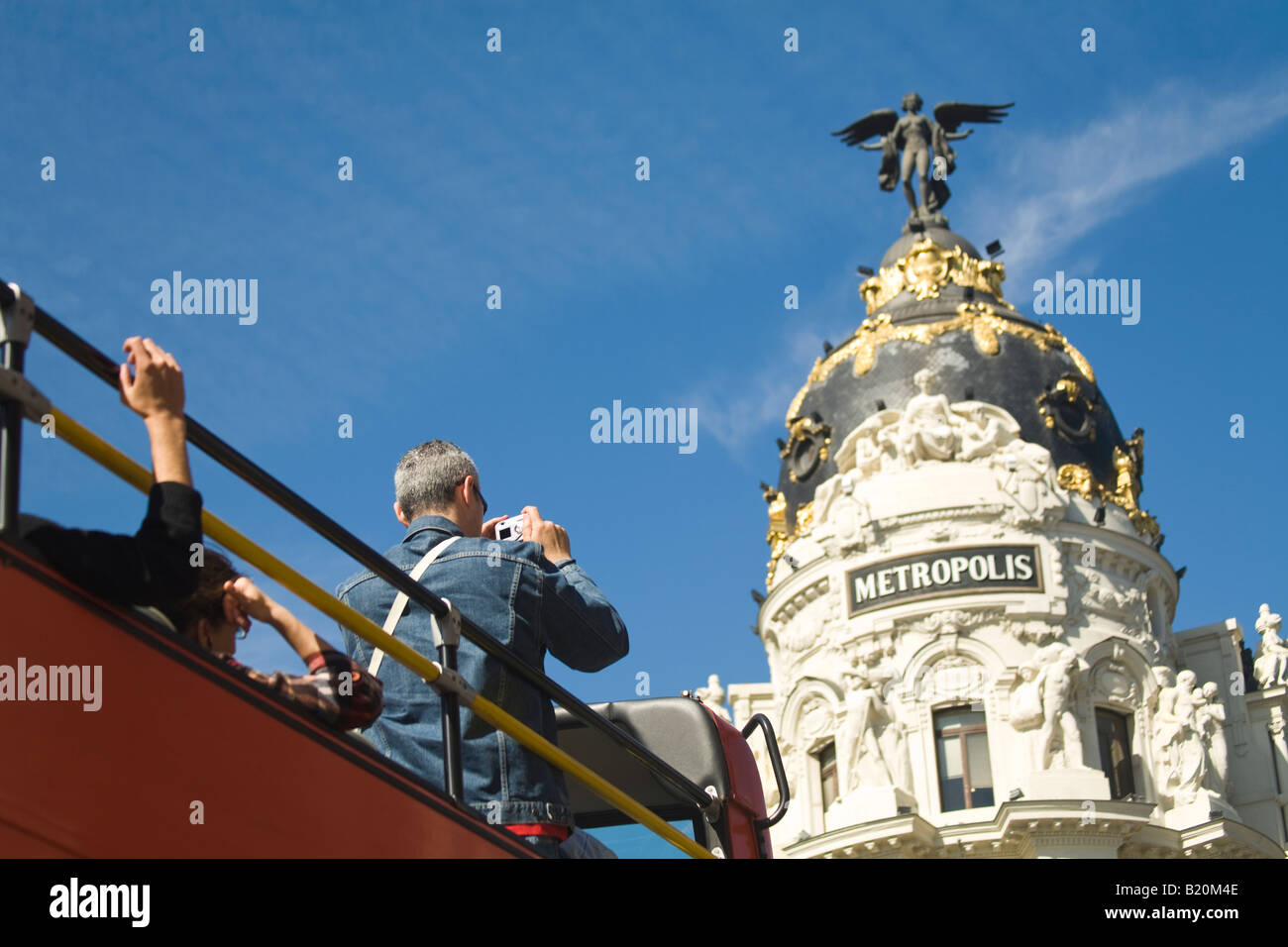 Spanien-Madrid-Tourist mit Kamera auf der obersten Ebene der Doppeldeckerbus Tour statt Bild der Metropole an der Gran Via Straße Gebäude Stockfoto