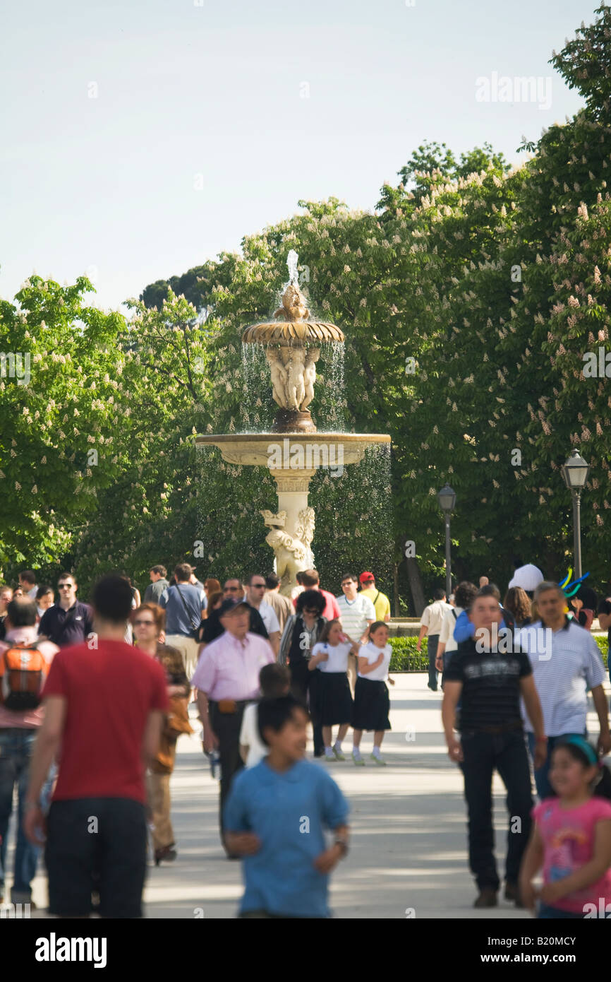 Spanien Madrid Menschen gehen Bürgersteig in der Nähe von Brunnen durch Gärten im Retiro Park Parque del Buen Retiro Stockfoto