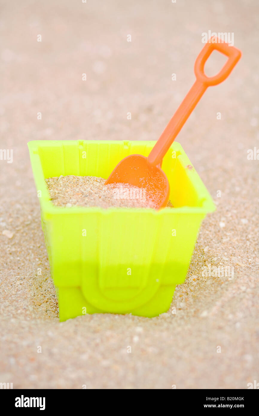 Bunte Kunststoff Strandspielzeug im Sand. Stockfoto