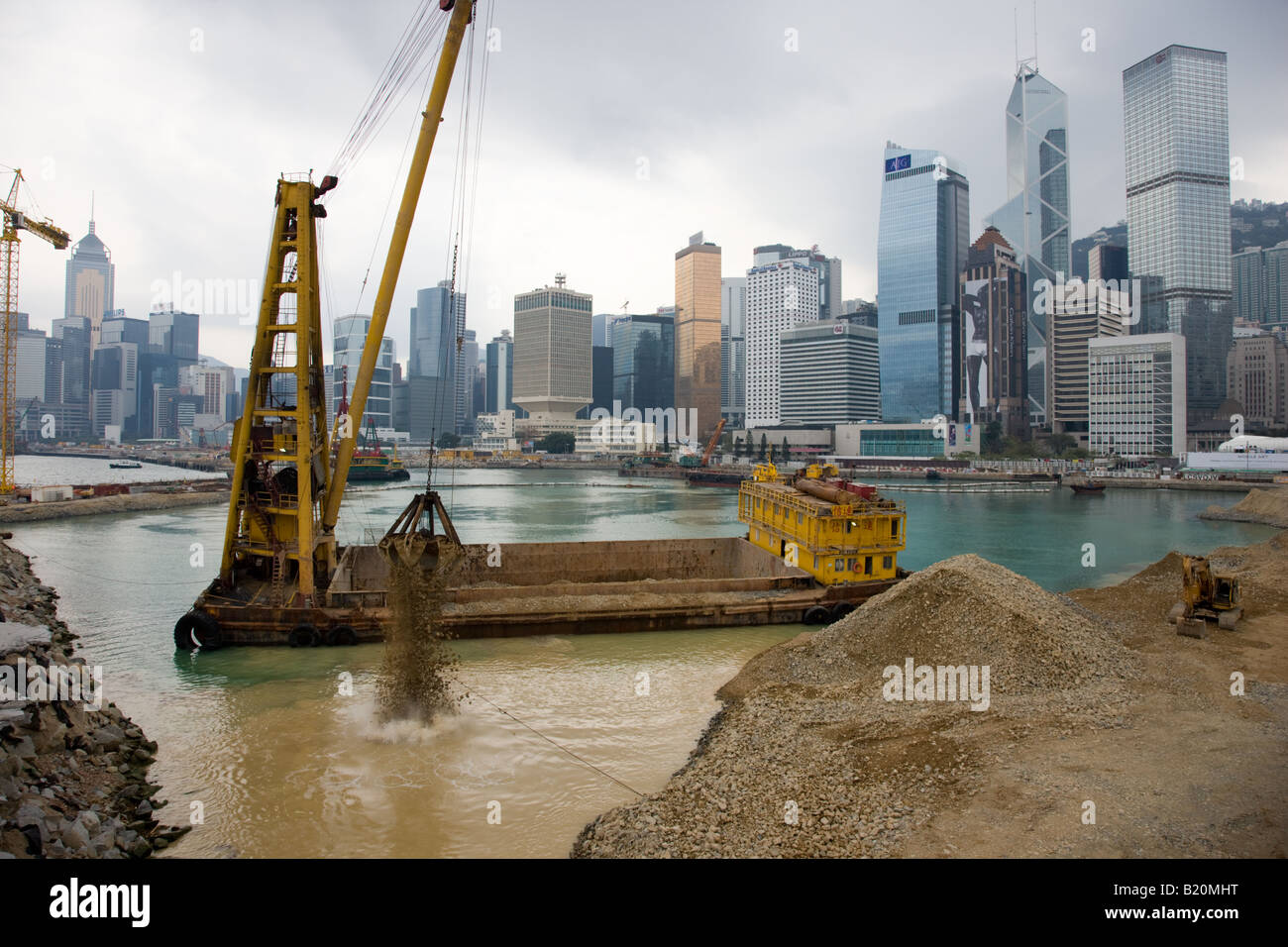 Landgewinnung im Hafen von Hongkong, die Landmasse von Hong Kong Island aus wirtschaftlichen Gründen China erweitern Stockfoto