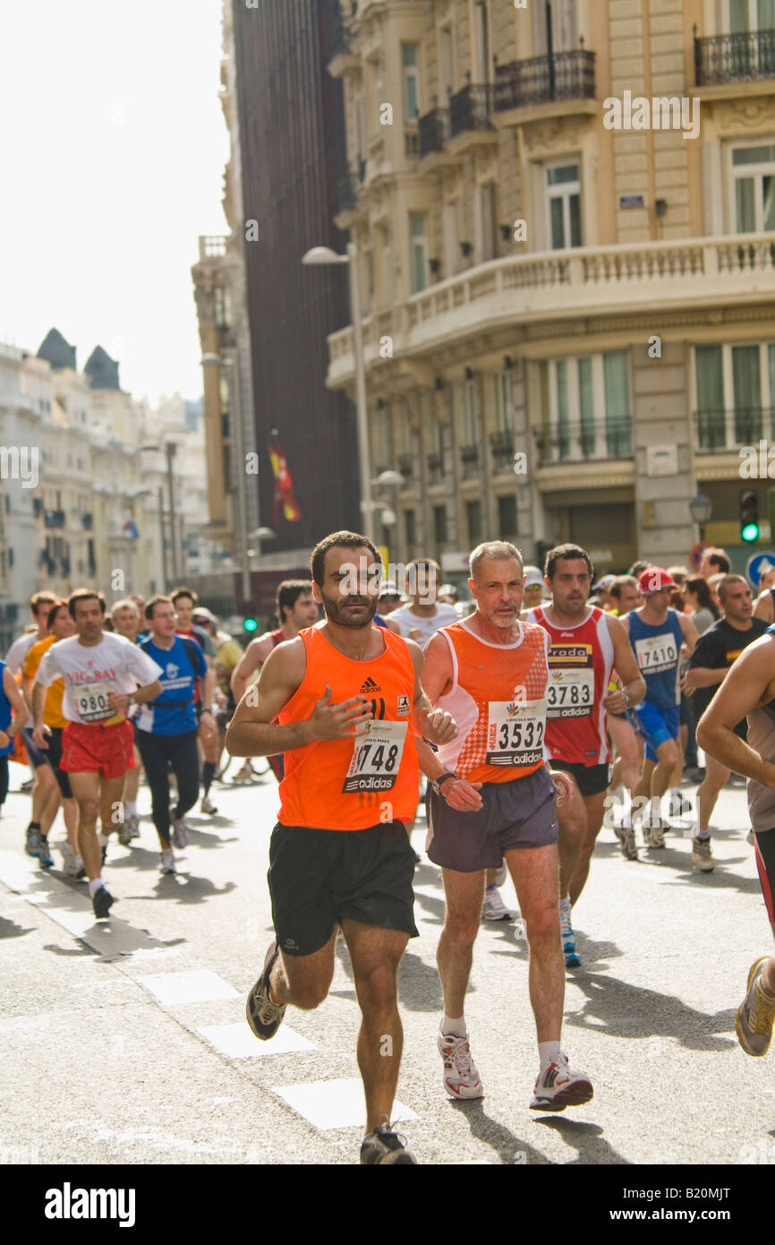 Spanien-Madrid-Gruppe der männlichen Läufer Marathon-Rennen an der Gran Via Street Stockfoto