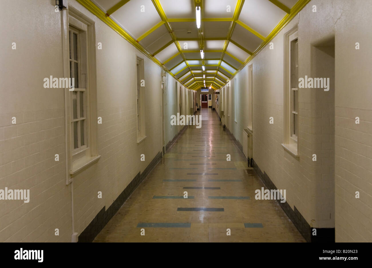 Einsamen langen Korridor im Krankenhaus gebaut in der viktorianischen Ära UK Stockfoto