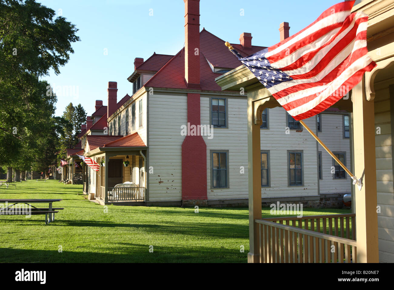 Amerikanische Flagge Wellen am historischen Fort Yellowstone Mammoth Hot Springs Yellowstone Nationalpark, Wyoming USA Stockfoto