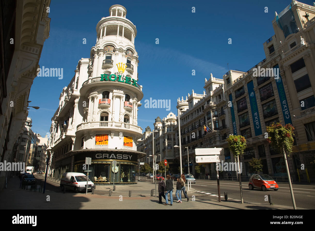 Spanien Madrid Rolex Gebäude mit Uhr Hersteller Marke anmelden Gran Via street Smart Auto und Fußgänger Stockfoto