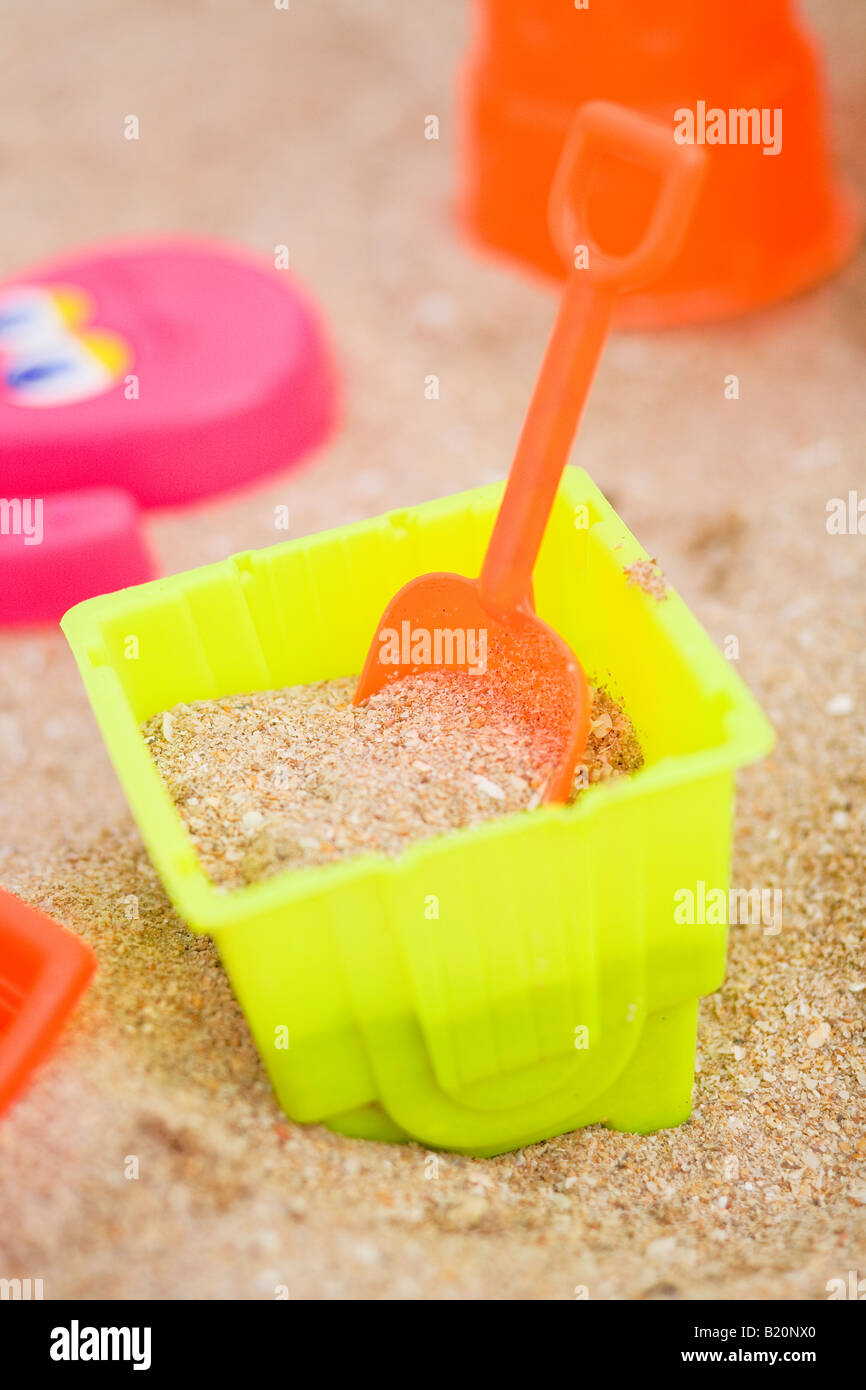 Bunte Kunststoff Strandspielzeug im Sand. Stockfoto